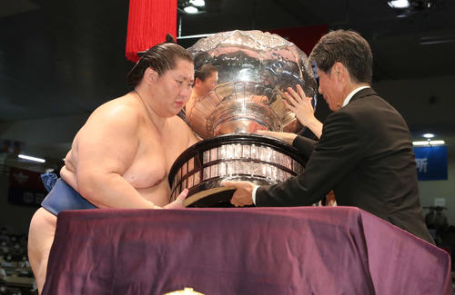 211キロ逸ノ城V 体重200キロ台で幕内優勝したのは大乃国、小錦、曙