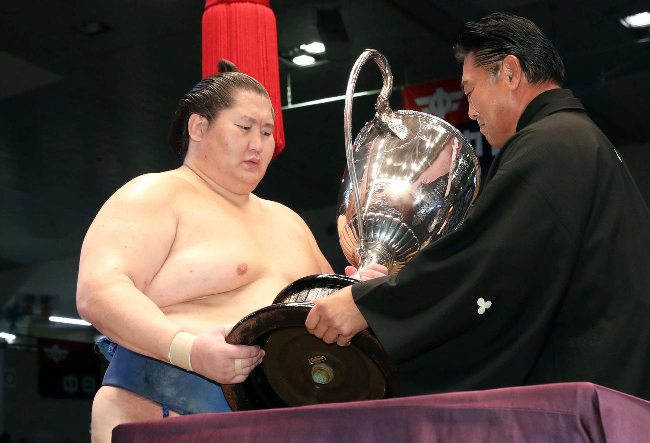 名古屋場所で初優勝し、日本相撲協会の陸奥事業部長（右）から賜杯を受け取る逸ノ城（代表撮影）