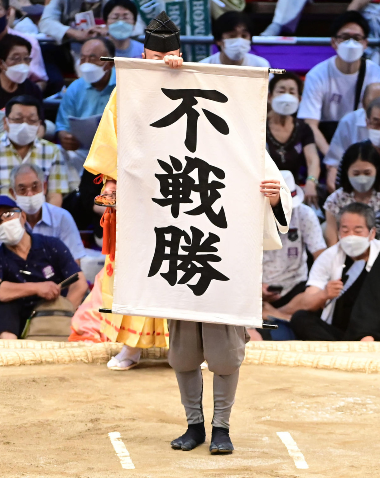 不戦勝を告げる旗（22年7月20日撮影）