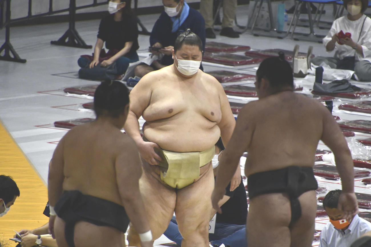 マスクを着けて土俵に姿を見せた逸ノ城（撮影・平山連）