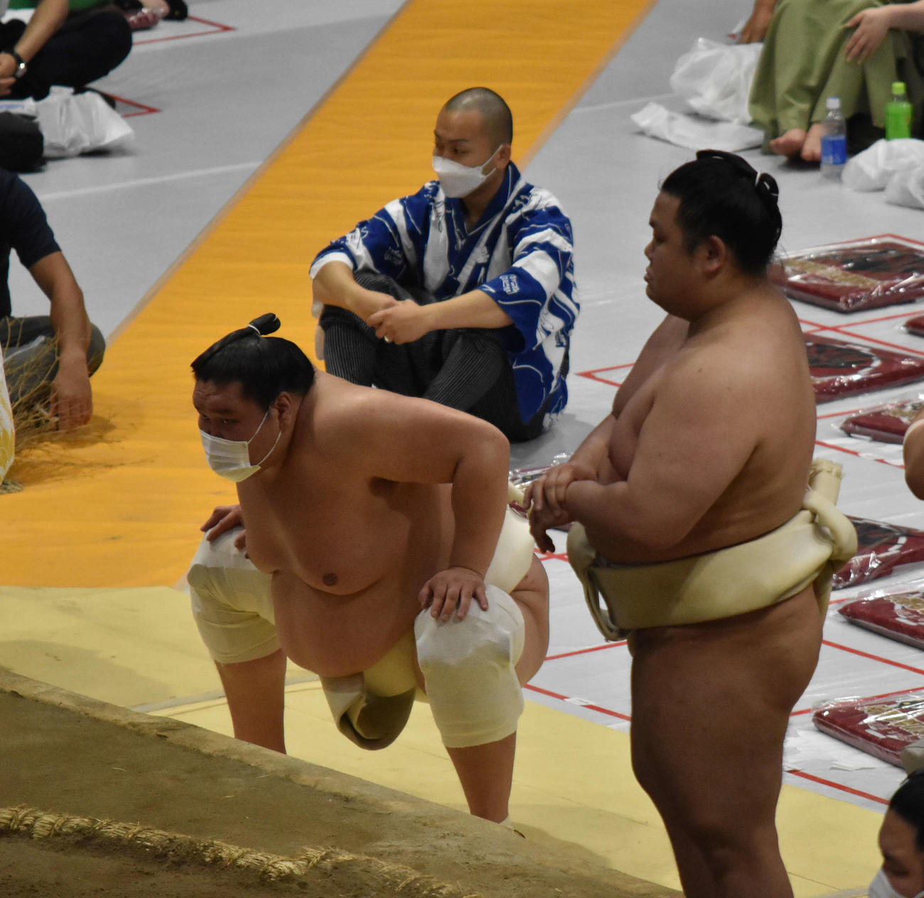 マスクをして土俵下で四股を踏む照ノ富士