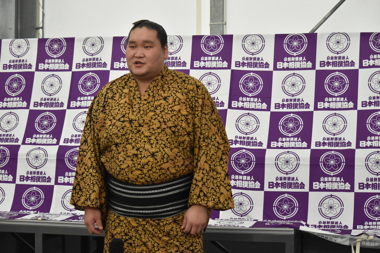 取材に応じる横綱照ノ富士