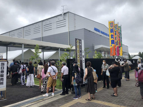 開館前から列ができる東京・立川立飛アリーナ（撮影・平山連）