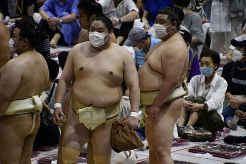 マスクを着けて土俵に姿を見せた一山本。右は正代（撮影・平山連）