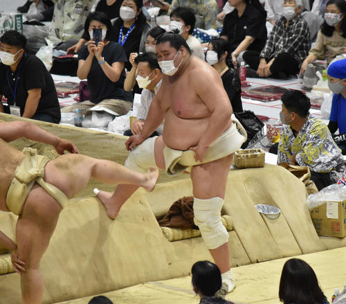 土俵下で体を動かす照ノ富士
