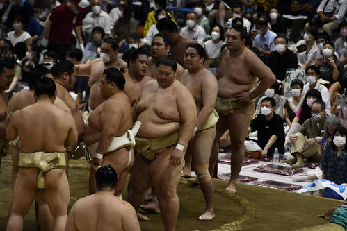 夏巡業に訪れた観客の前で稽古をする関取衆たち（撮影・平山連）