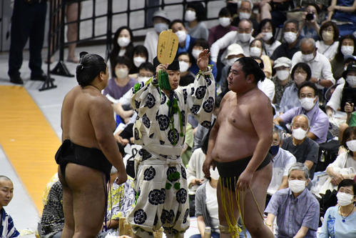 相撲の禁じ手を面白おかしく紹介する「初っ切り」（撮影・平山連）