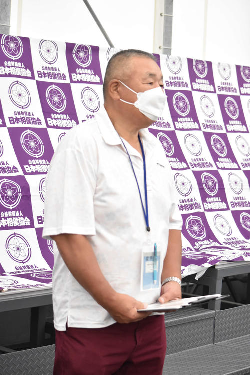 取材に応じる入間川巡業副部長