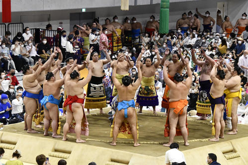 土俵入りを行う関取衆（撮影・平山連）