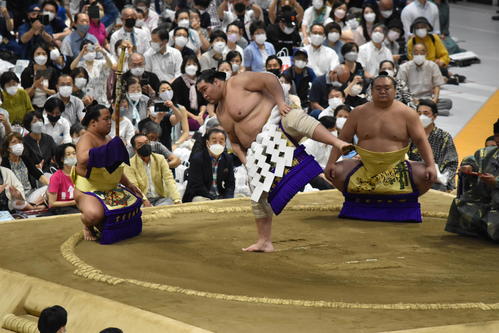 横綱土俵入りを披露する照ノ富士。左は太刀持ちの翠富士、右は露払いの宝富士