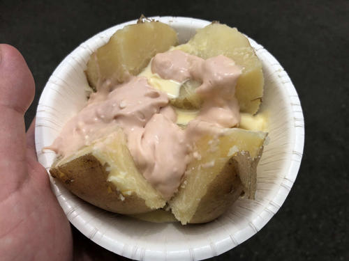 売店で売られていた「横綱じゃがバター」。ホクホクのジャガイモにたっぷりのバターと塩辛クリームが加わり、美味しさを引き立てていた（撮影・平山連）