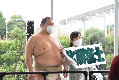 写真撮影会に参加する北勝富士