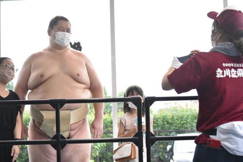 写真撮影会に参加する名古屋場所で初優勝した逸ノ城