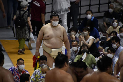マスクを着けて土俵に姿を見せた遠藤（撮影・平山連）