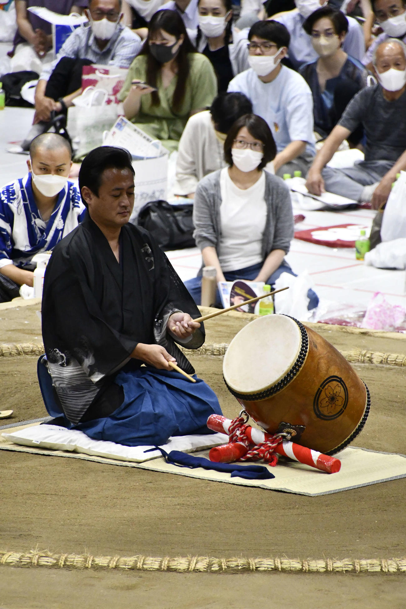 「櫓太鼓打分」を披露する幕内呼び出しの利樹之丞（撮影・平山連）