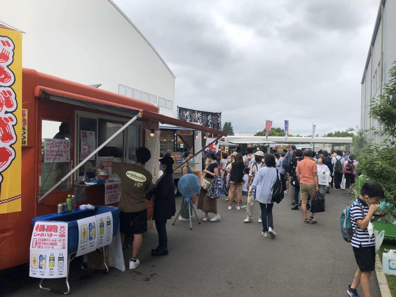 会場外には売店が立ち並び、観客のお腹も満たしていた（撮影・平山連）
