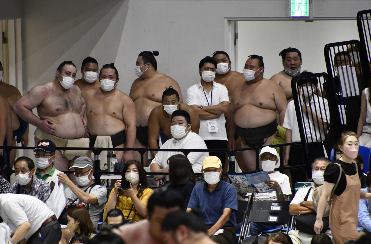 稽古後もマスクを着けることを欠かさなかった力士ら。観客たちもそれに呼応し、感染症対策を徹底して観戦していた（撮影・平山連）