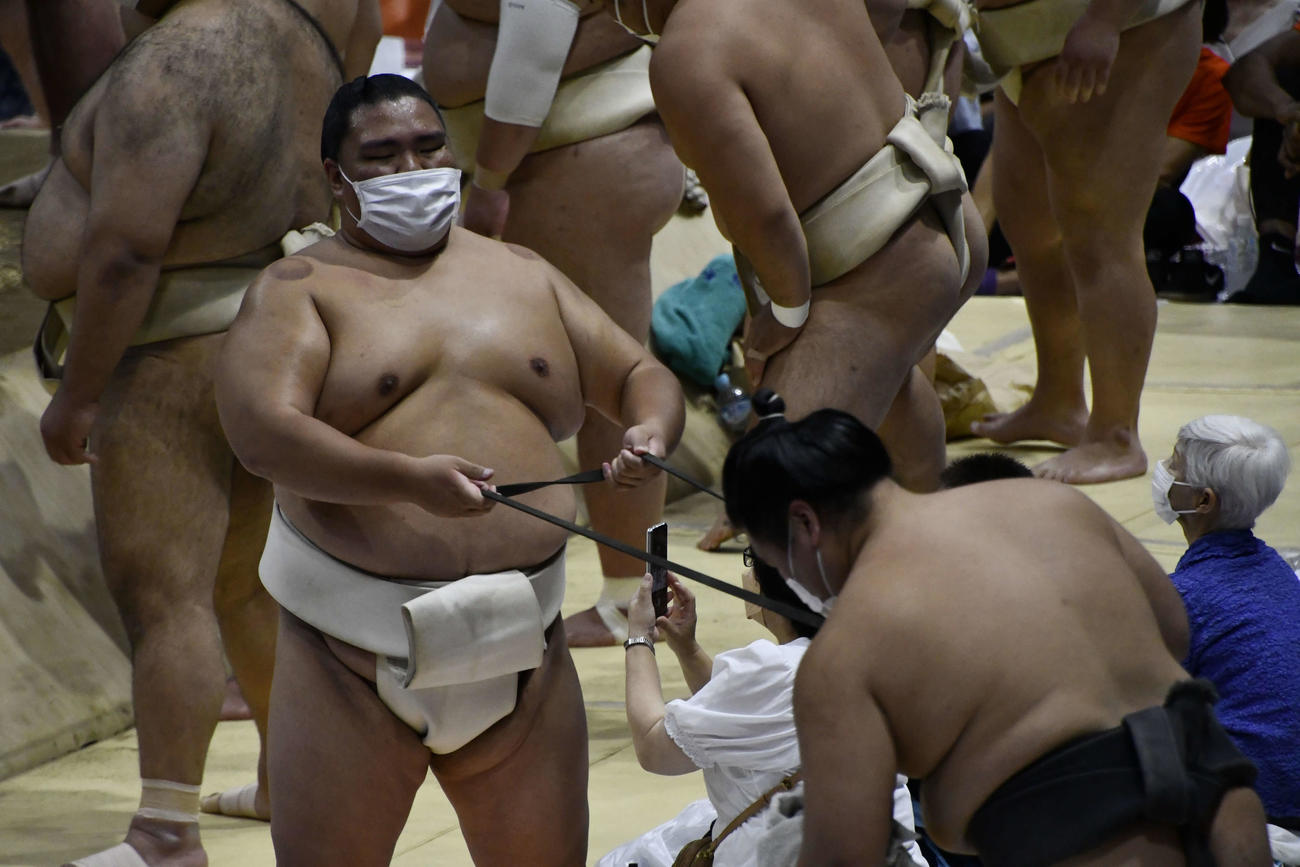 マスクを着けて土俵回りでトレーニングに励む御嶽海（撮影・平山連）