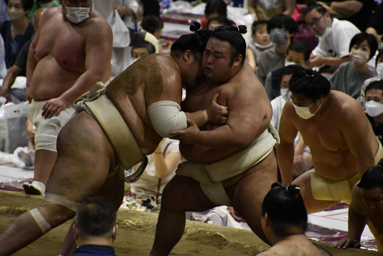 豊山（左）に胸を出し、稽古をつける貴景勝（撮影・平山連）