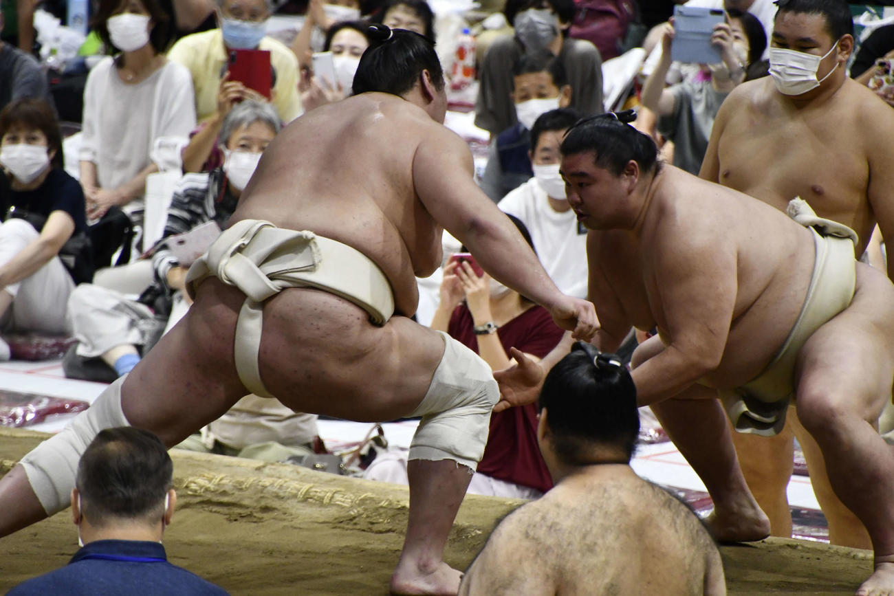 照ノ富士（左）に胸を出してもらう正代（撮影・平山連）