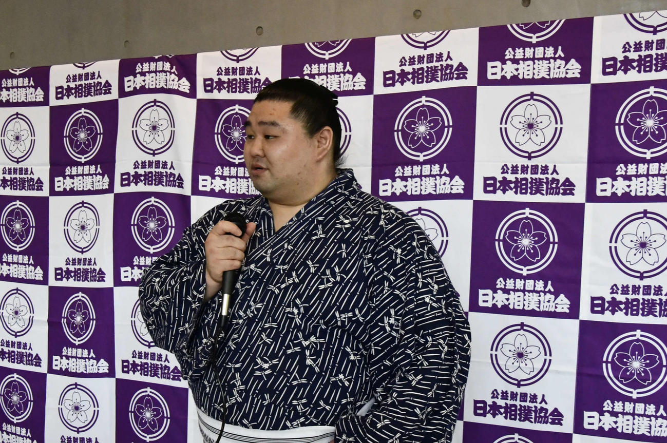 取材に応じる正代（撮影・平山連）