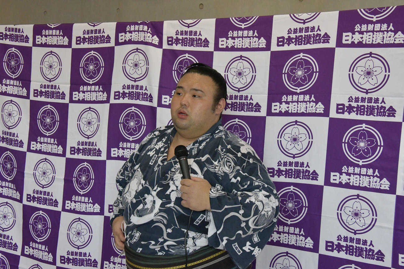 取材に応じる貴景勝（撮影・平山連）