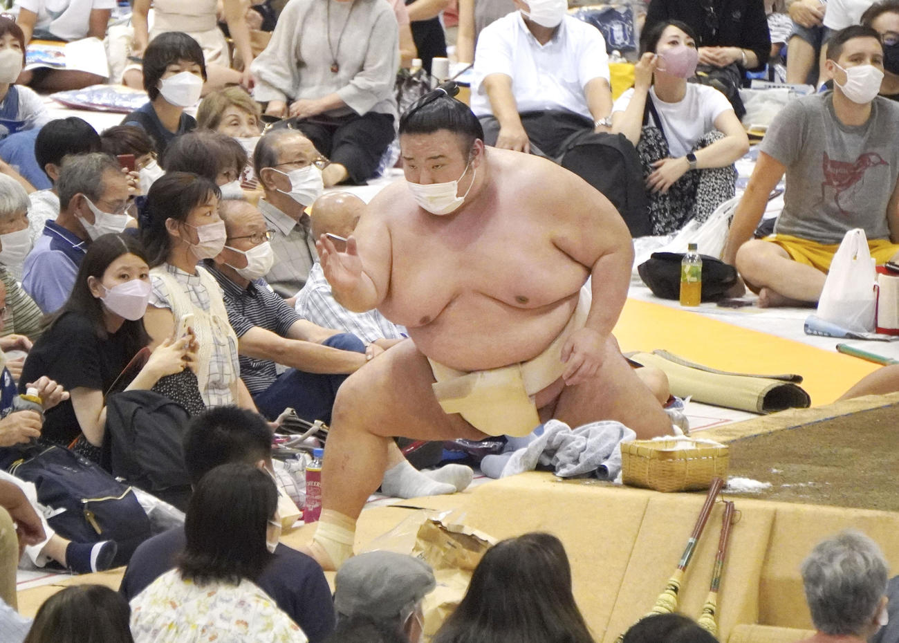 夏巡業に参加し、土俵下で体を動かす貴景勝（共同）