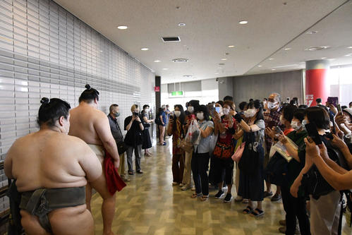 千葉県出身の隆の勝をカメラに納めようと集まる「スー女（相撲女子）」たち（撮影・平山連）