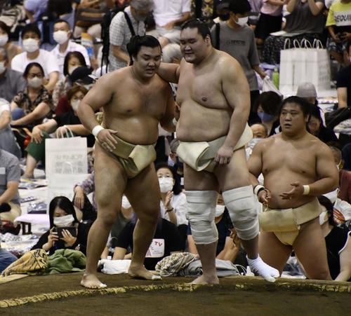 霧馬山（左）に胸を出す照ノ富士（撮影・平山連）