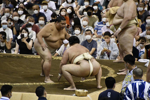 胸を出す御嶽海（撮影・平山連）