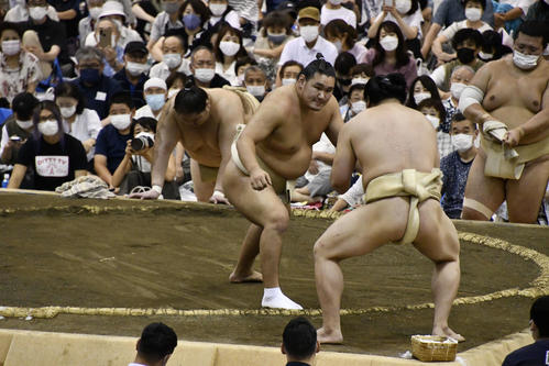 胸を出す豊昇龍（撮影・平山連）
