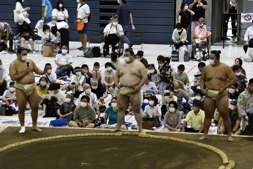 子どもたちの質問に答える左から豊昇龍、隆の勝、琴勝峰（撮影・平山連）