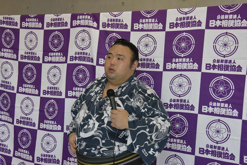 取材に応じる貴景勝（撮影・平山連）