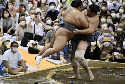 照ノ富士（左）に抱えられる貴景勝（撮影・平山連）