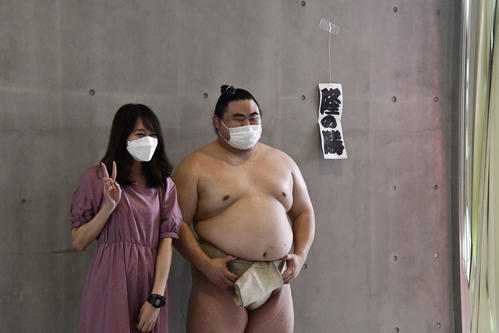 「スー女（相撲女子）」との写真撮影で笑みをこぼす隆の勝（撮影・平山連）