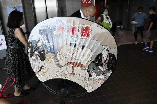 会場で配られたうちわ（撮影・平山連）