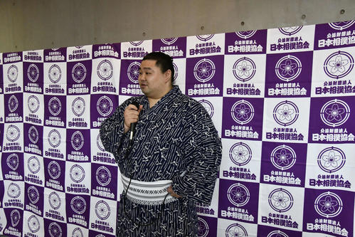 取材に応じる正代（撮影・平山連）