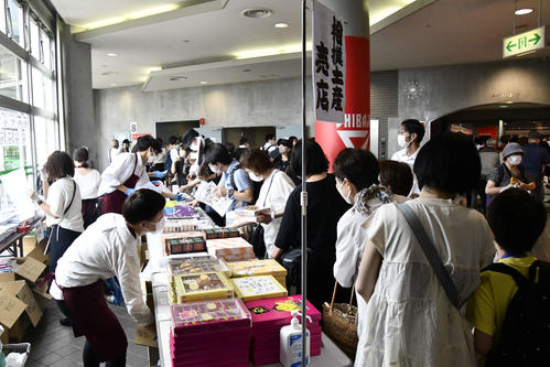 会場内に設けられたお土産を買える売店（撮影・平山連）