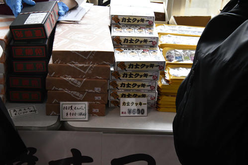 会場内で買えるおみやげ（撮影・平山連）