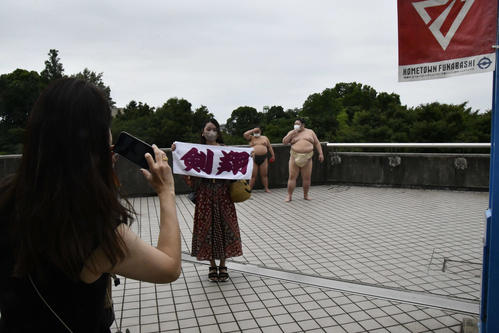 「剣翔」タオルを持ったファンと一緒に写真に写る剣翔（撮影・平山連）