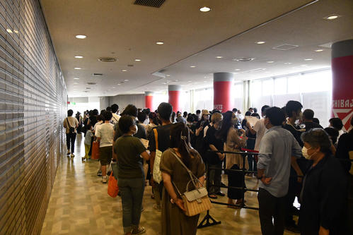 力士たちとの写真撮影に並ぶ観客（撮影・平山連）
