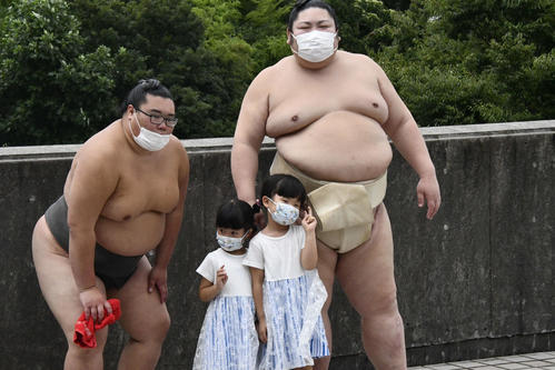 小さなファンと写真撮影する剣翔（右）（撮影・平山連）