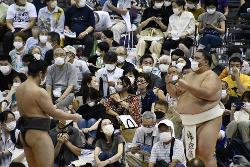 土俵回りでトレーニングする御嶽海（撮影・平山連）