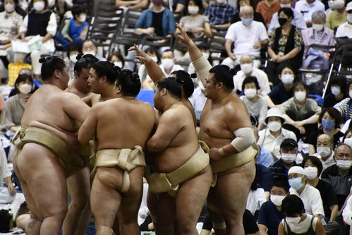 申し合い稽古で勝ち残りした若元春（中央）を取り囲み、我こそはと名乗り出る関取衆（撮影・平山連）