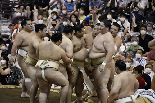 申し合い稽古で勝ち残りした逸ノ城（中央）を取り囲み、我こそはと名乗り出る関取衆（撮影・平山連）