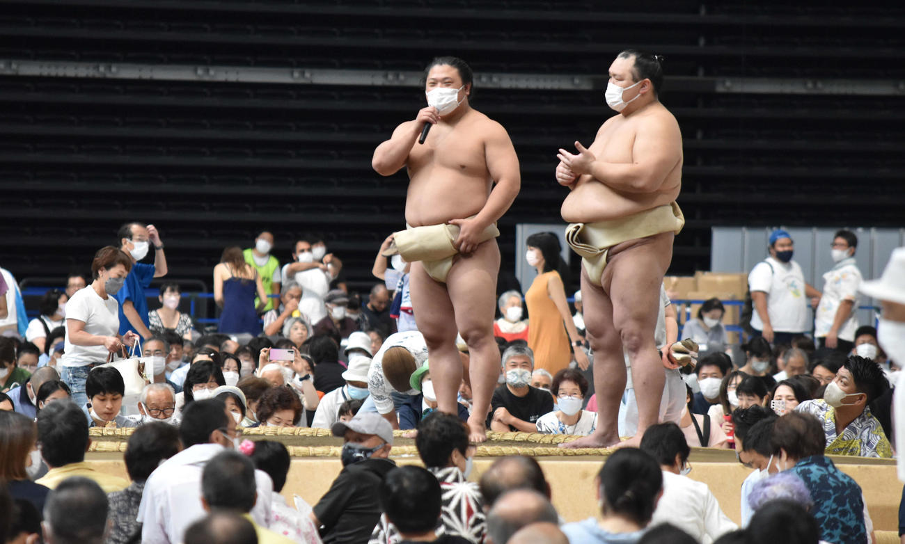 子供からの質問コーナーに答える若隆景（左）と北勝富士
