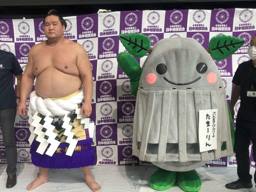 さいたまスーパーアリーナの公式マスコットキャラクター「たまーりん」と写真を撮る照ノ富士（撮影・平山連）