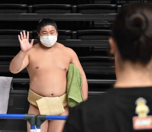 ファンから「お兄ちゃ～ん」と呼ばれて笑顔で手を振る若隆景の兄の若元春