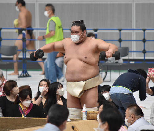 土俵下でダンベルを使ったトレーニングをする照ノ富士