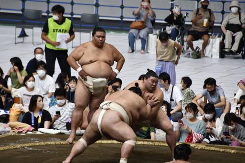 正代と貴景勝の申し合い稽古を見つめる御嶽海（撮影・平山連）